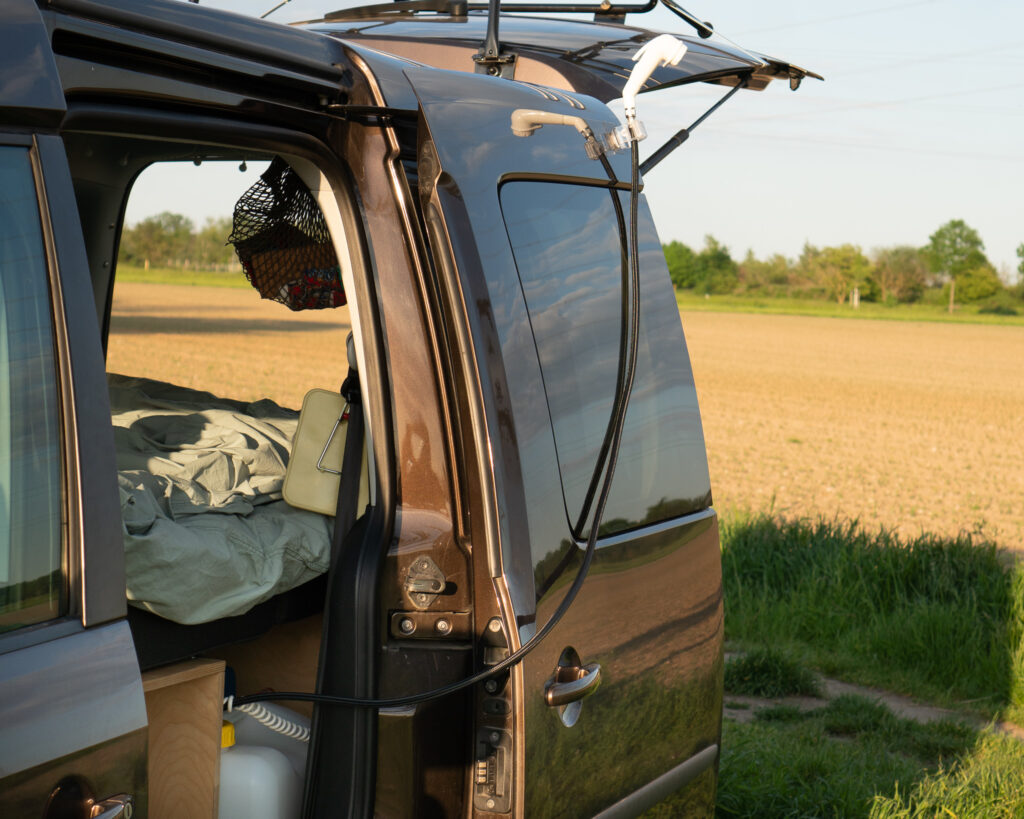 Outdoor-Dusche im Minicamper - fair en route